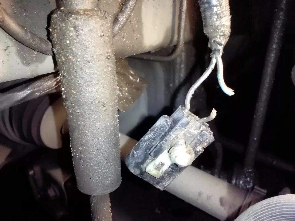 Где находится датчик износа колодок Замена передних колодок Volkswagen Jetta VI, 1,4 л, 2011 года запчасти DRIVE2
