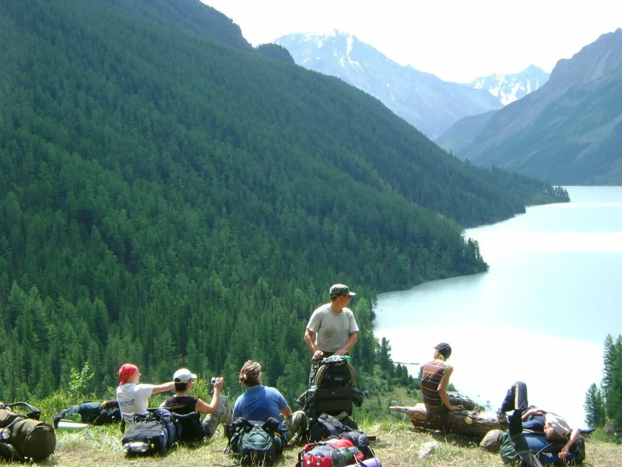 Республика алтай туристы. Кучерлинское озеро Алтай. Кучерлинское озеро туристы. Кучерлинские озёра летом, Алтай. Озеро Кучерла горный Алтай.
