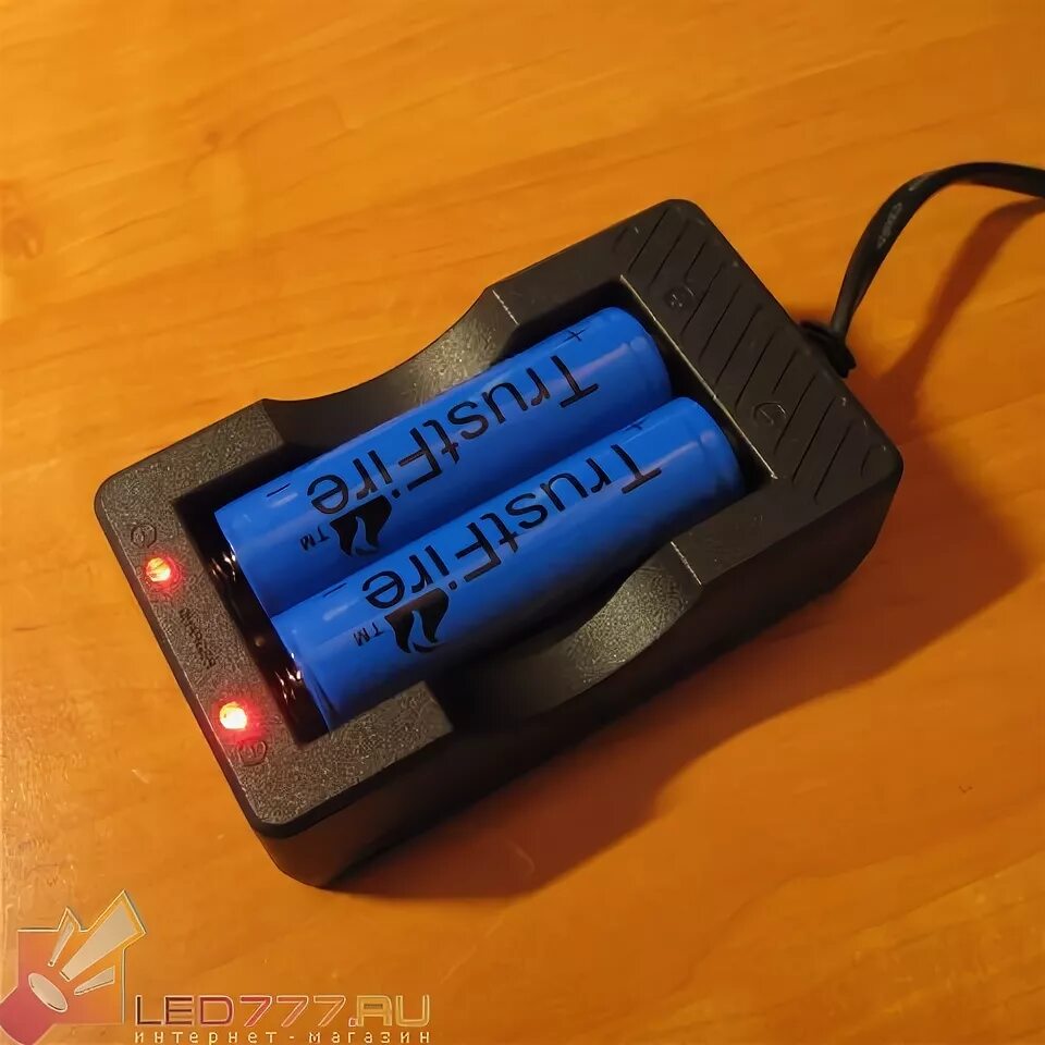 Полюса аккумулятора 18650. Зарядка на аккум 18650. Зарядка для акб 18650 вейп. Правильно зарядить аккумулятор 18650. Правильно зарядить аккумулятор 18650.