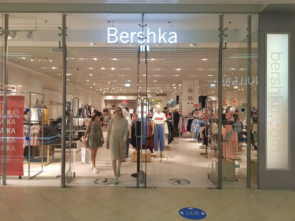 Bershka москва. Бершка Гранд каньон. Магазин бершка. Бершка магазин одежды. Бершка Москва.