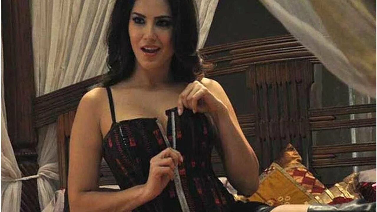 Санни леоне sunny leone фильмы. Санни леоне богиня с девушкой. Санни леоне богиня 2012. Sunny leone богиня. Санни леоне богиня.