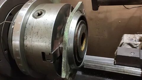 Установить патрон на токарном станке