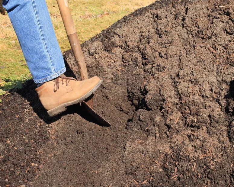 Копать землю. Перекопка почвы. Лопата для копки огорода. Копка участка. Земляные написать