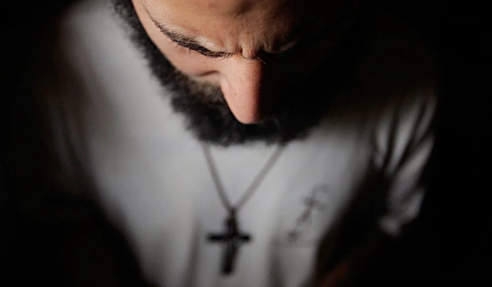 Священник в алтаре. Арсени виктор покаяние инока. Священник плачет. Православие. Человек на исповеди.