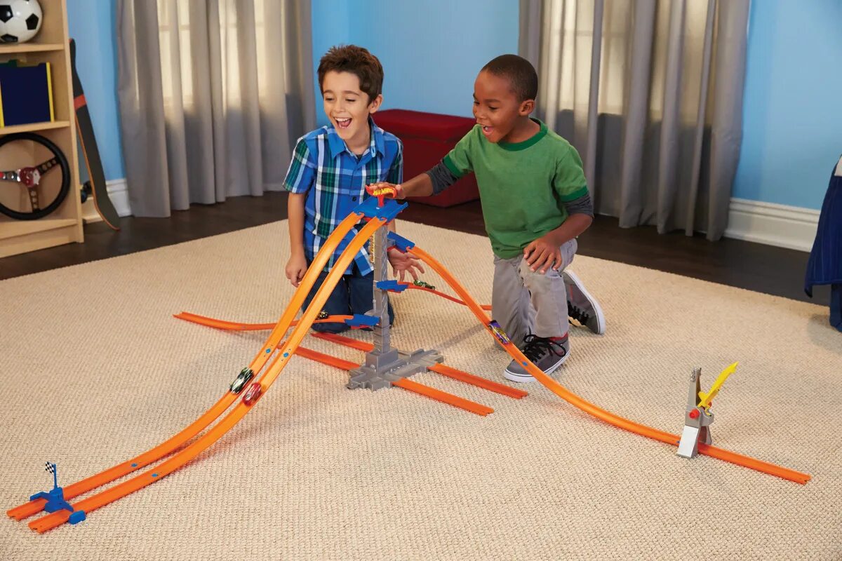 Hot wheels дети играют. Автотрек hdp02 hot Wheels. Hot Wheels bgx86. Хот Вилс спираль. Track Builder машинки.