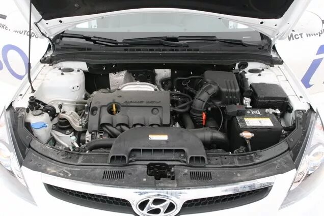 Двигатель хендай 30. Hyundai i30 2010 под капотом. Под капотом Hyundai i20 2010. Hyundai i20 под капотом. Hyundai i30 2012 под капотом.