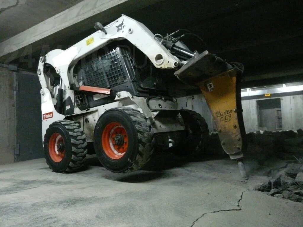 Bobcat s250. Мини погрузчик Bobcat s530 гидромолот. Мини погрузчик Bobcat s530 молот. Мини погрузчик Бобкэт s175. Гидромолот на Бобкэт s530.