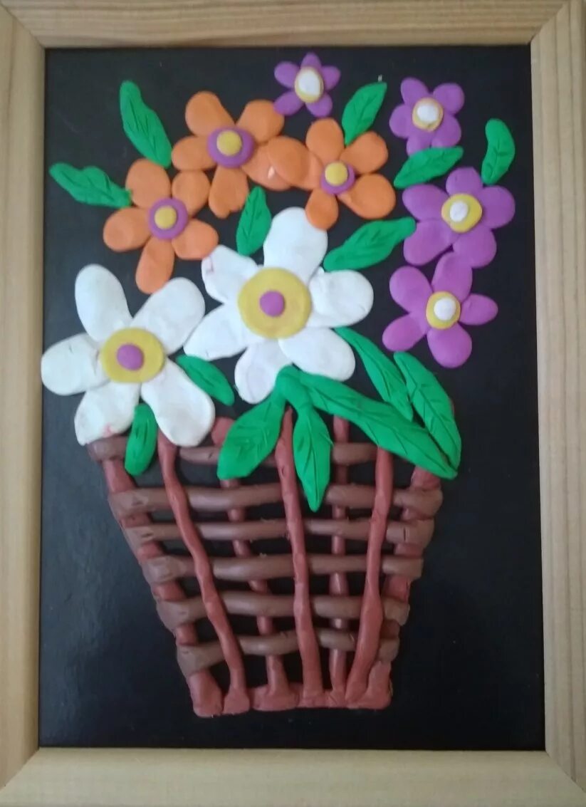 Аппликация цветы в вазе. Цветы из пластилина. Пластилинография ваза с цветами. Ваза с цветами из пластилина на картоне. Поделка из пластилина ваза с цветами.