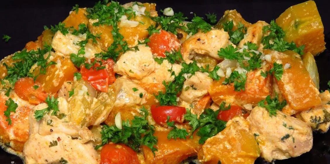 Курица с овощами в сметане. Куриное филе с тыквой в духовке. куриная грудка с тыквой в духовке. тыква с курицей в духовке. курица с овощами в сливках.