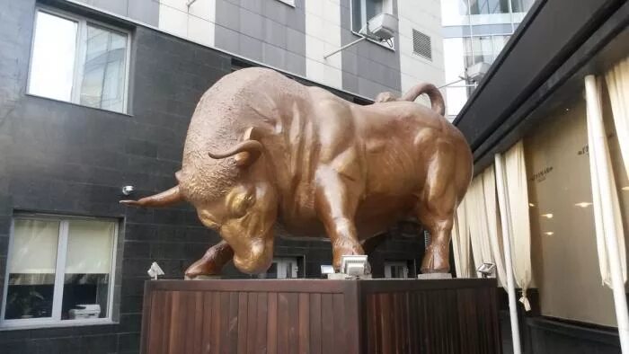 The бык черемушки. Новосибирск бык. Статуя быка в Новосибирске. Ресторан с быком НСК. Деревянный бык.