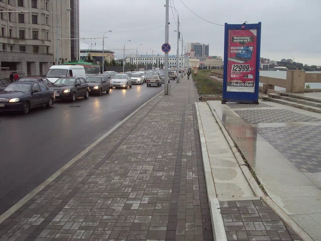 Как писать тротуар или тратуар. Тротуар вдоль дороги. тротуар плитка вдоль дороги. технический тротуар. благоустройство тротуаров вдоль дорог.