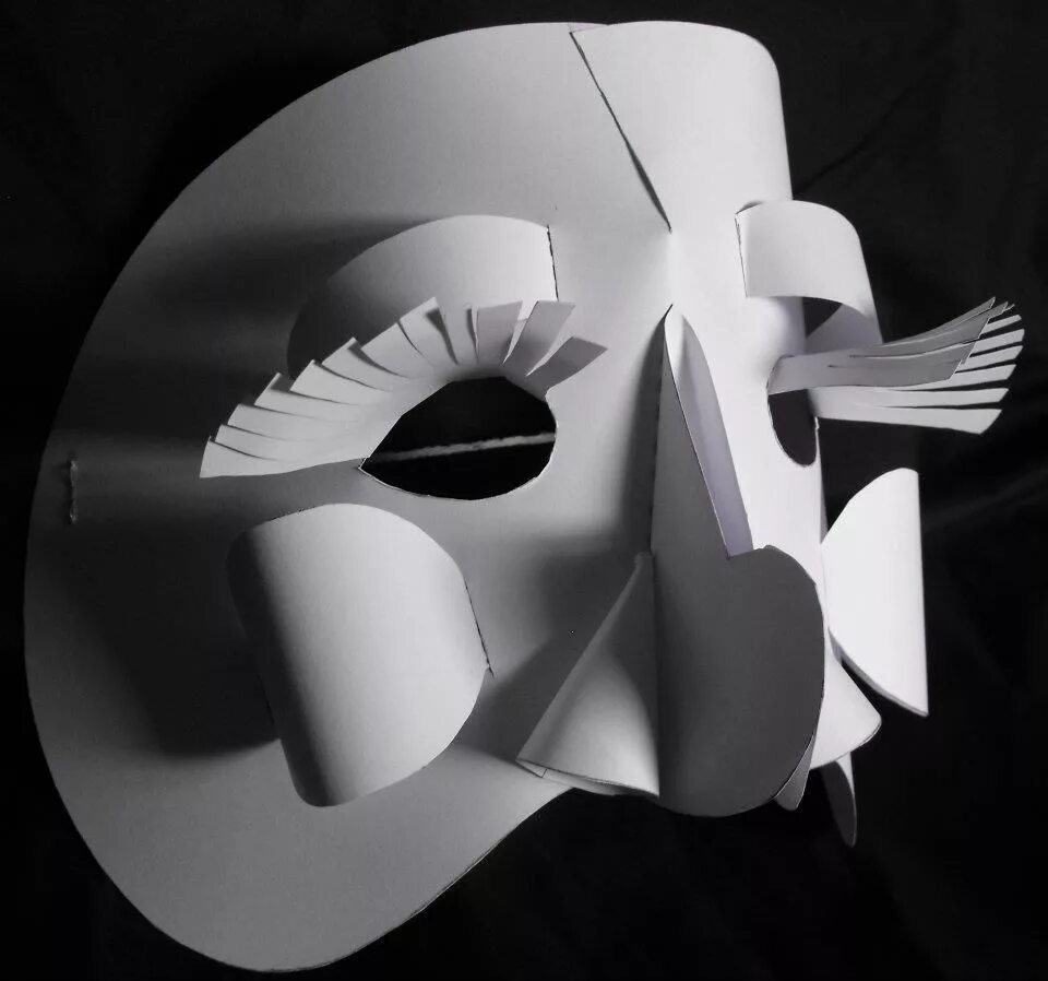 Видео маски бумаги. Бумажные маски объемные. Маска из картона объемная. Маска бумажная пластика. Маска Театральная объемная.