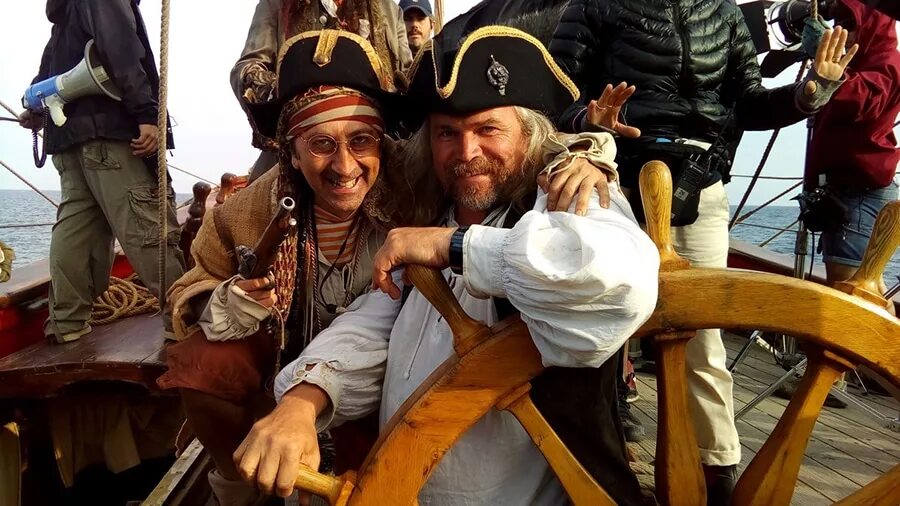 На острове жили 90 пиратов они выходили. «Пираты и пиратство» Дэвид Рейнхардт. Корабль пиратов. Пираты на палубе. Пиратский корабль настоящий.