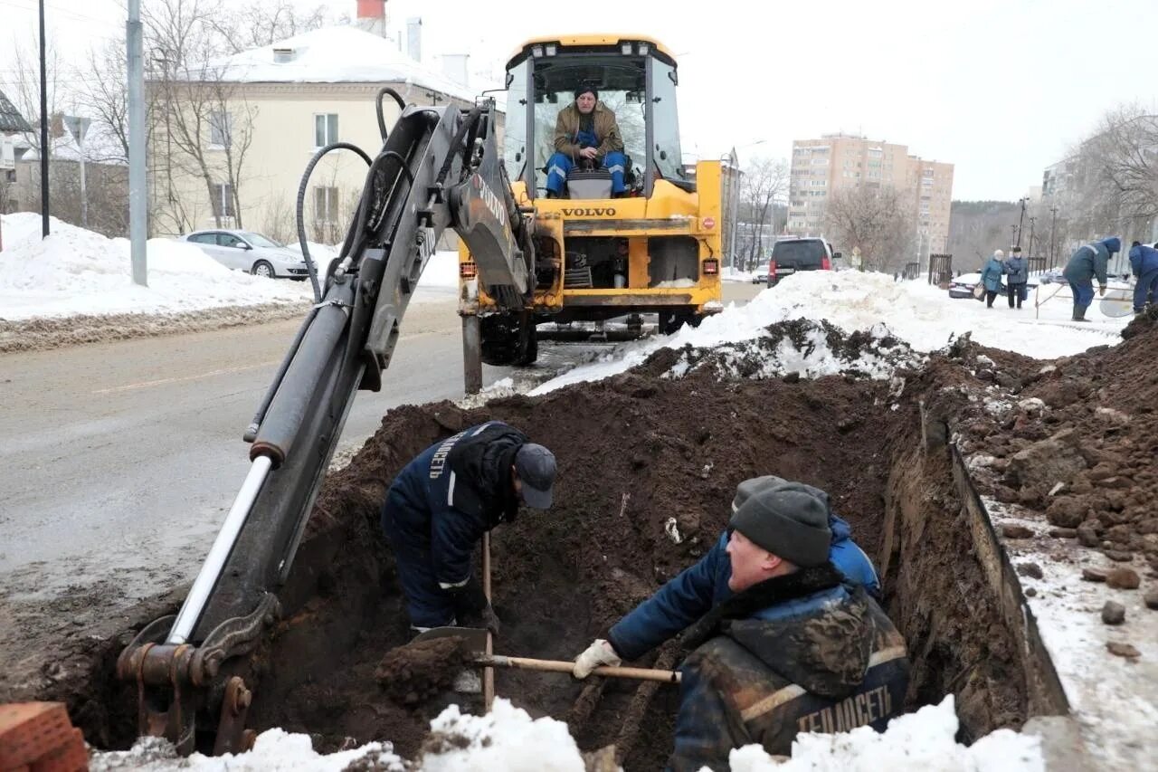 водопровода сгорела. авария на водопроводе. аварии теплосети саратов. аварии на системах теплоснабжения. фото прорыва теплотрассы.