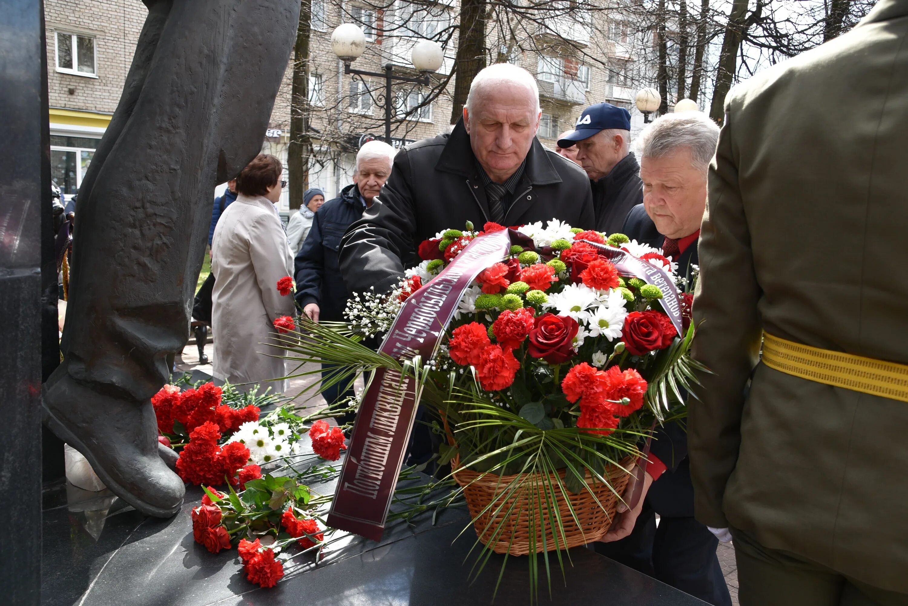 Годовщина аварии. Авария на ЧАЭС 1986 Чернобыль ликвидация. 26 Апреля Чернобыль. Чернобыльская катастрофа ликвидаторы. Возложение цветов в годовщину Чернобыльской катастрофы.