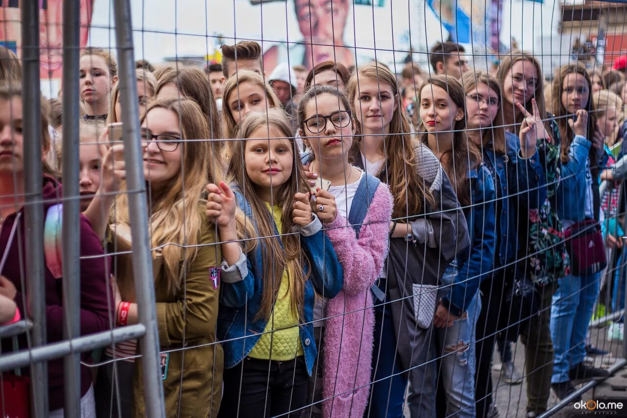 Фанаты блоггеров. Кумиры молодежи. Блогеров которые живут в Москве. Блогеры которые живут в Санкт Петербурге. Блоггеры живущие в москве