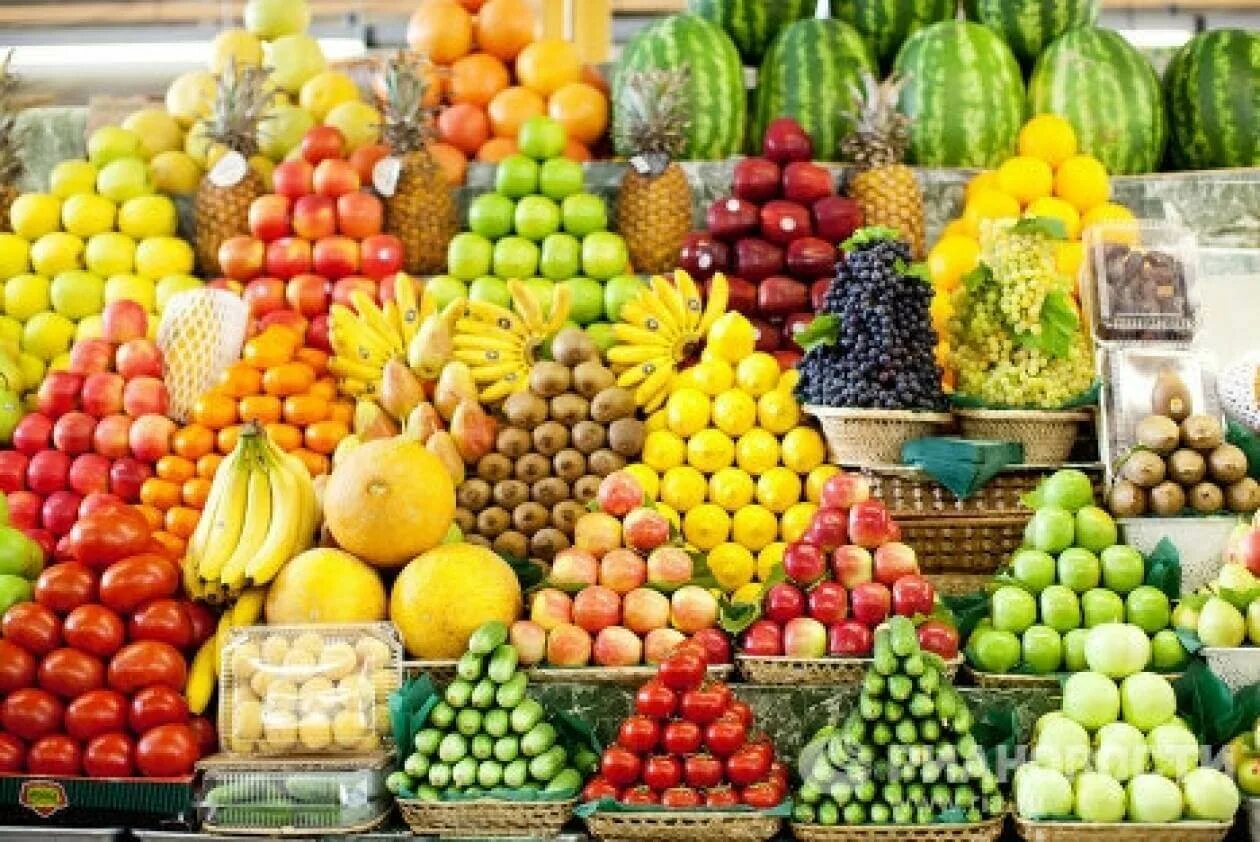 Овощи в ассортименте. Выкладка овощей и фруктов на рынке. Прилавок с фруктами. Прилавок с овощами и фруктами. Фрукты ассортимент.