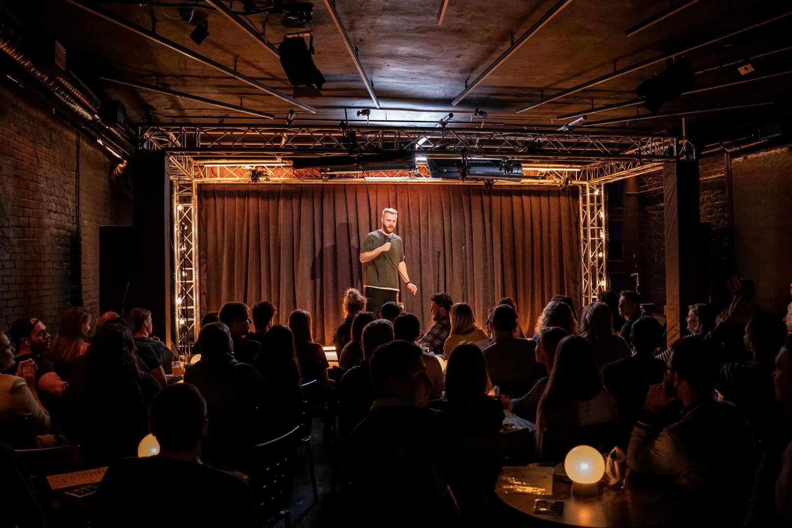 Женский стендап съемки в москве. Бар бар стендап. Студия союз женский стендап. Томас гайсанов стендап. Где проходят съемки стендап.