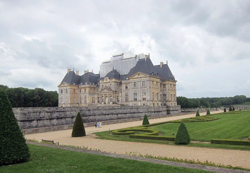 Замок во-Ле-Виконт Франция стиль. Замок во Ле Виконт архитектура. Замок во-Ле-Виконт, Франция, 17 век. Во-Ле-Виконт Франция архитектурный ансамбль. Классицизм во франции архитектура