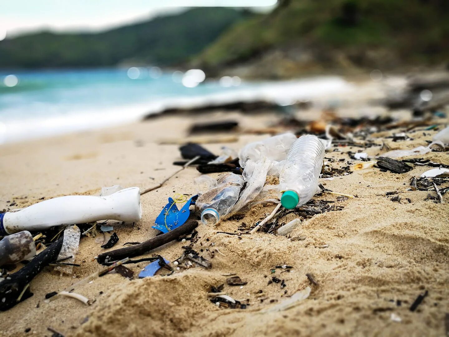 A lot of pollution. Мусор на пляже. Пластик в окружающей среде. Пластик в океане. Загрязнение природы пластиком.