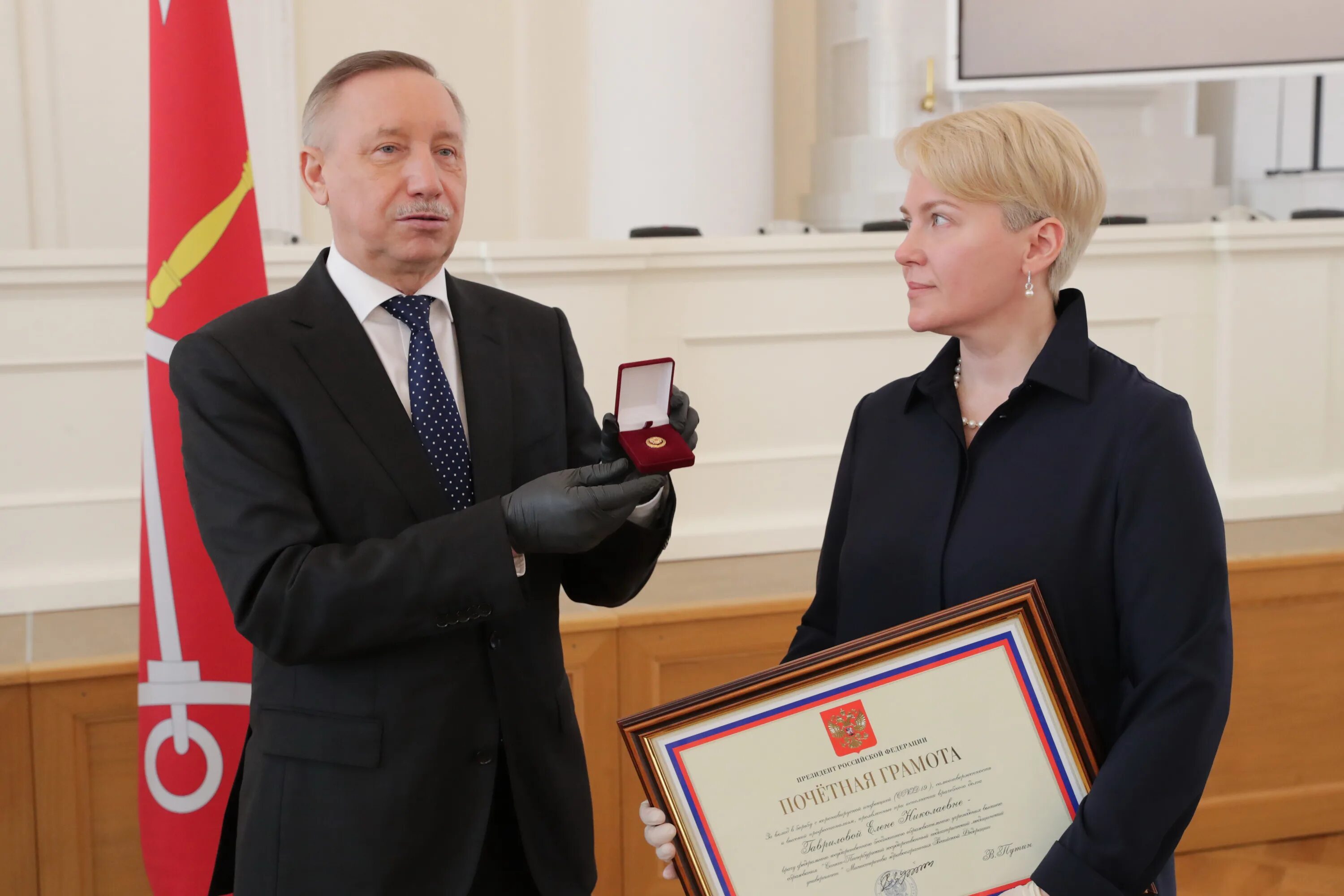 Беглов наградил врачей в Смольном. Беглов награждение медицинская сестра. Награждение в Смольном Линченко. Беглов вручил награды сотрудникам ЖКХ.