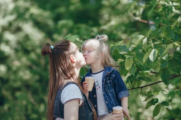 Девочки с другом целуются. Мама целует дочь. Мама с дочкой поцелуй. Мама целует малыша. Фотосессия мамы и Дочки поцелуй.