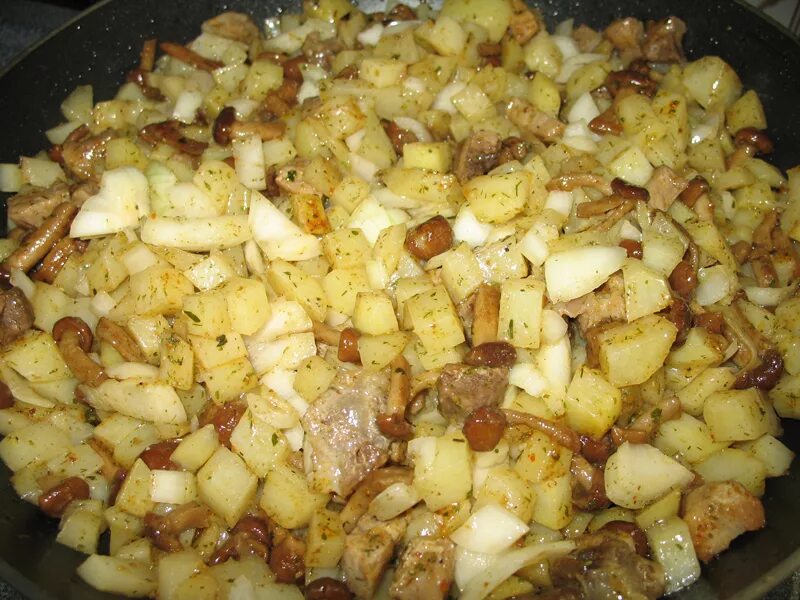 Жареная картошка мясом свинины. Жареная картошка с мясом и луком на сковороде. Картофель со свининой на сковороде. Картошка жареная с свининой и грибами. Жареная картошка со свининой.