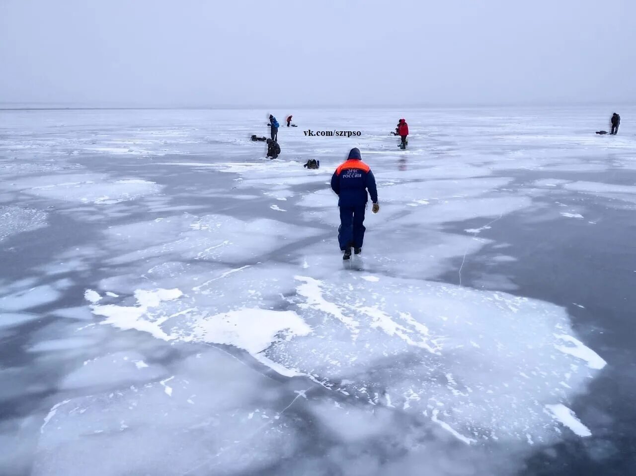 Где пошел лед. Рыбаки на льду финского залива. Лед на финском заливе. Замерзший финский залив. Прочный лед.