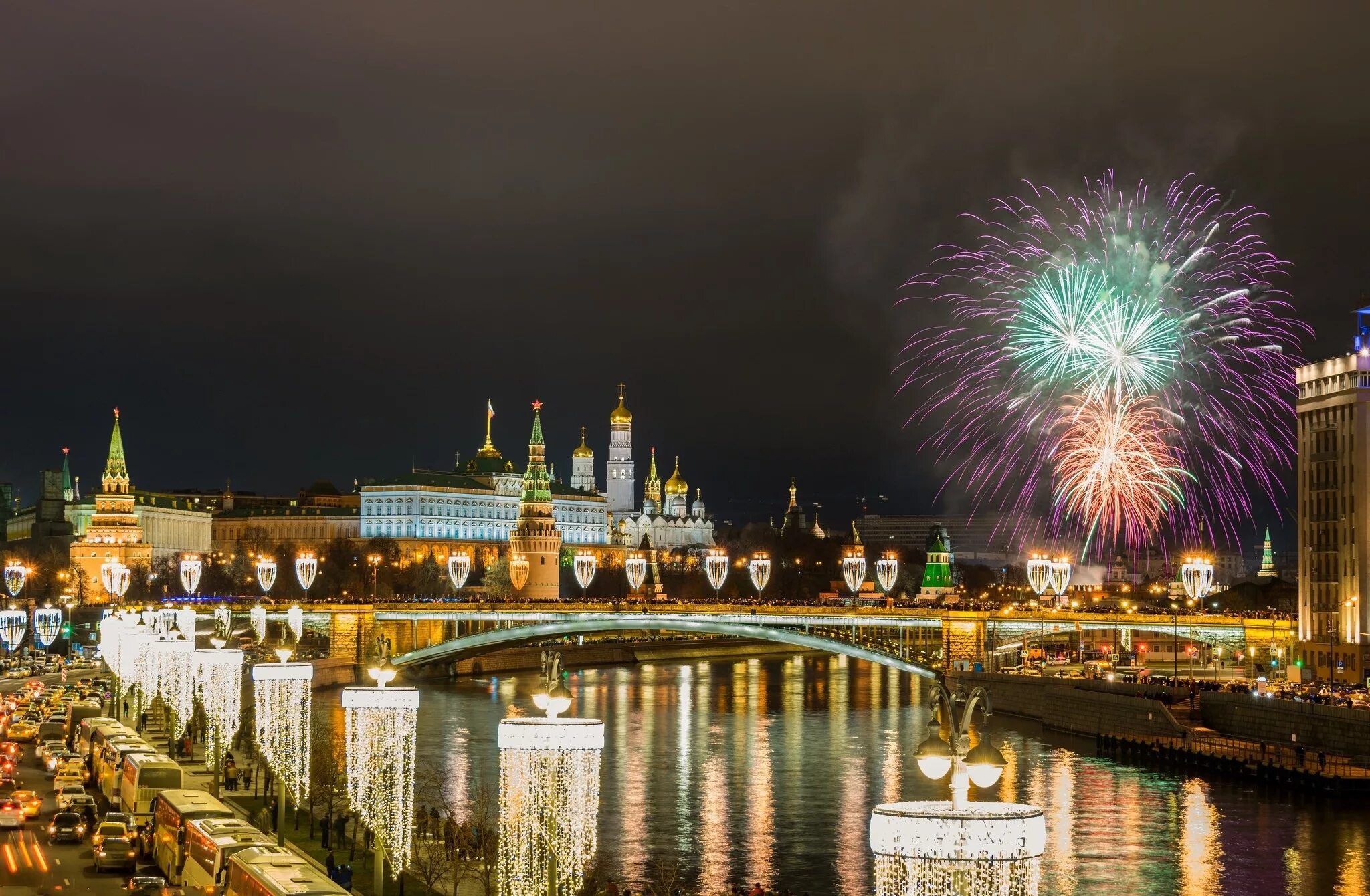 Сутки москва. Russia салют Москва. Салют Москва Сити. Ночная Москва салют. Москва ночью салют.