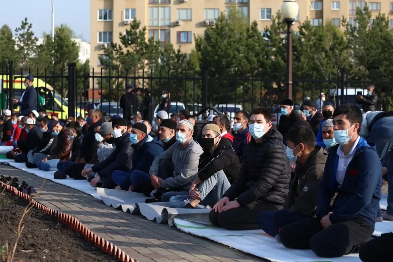 Когда заканчивается мусульманский праздник. Ураза байрам. Мусульмане Кемерово. Ураза байрам мечеть Комсомольск. С праздником Ураза байрам мечеть.