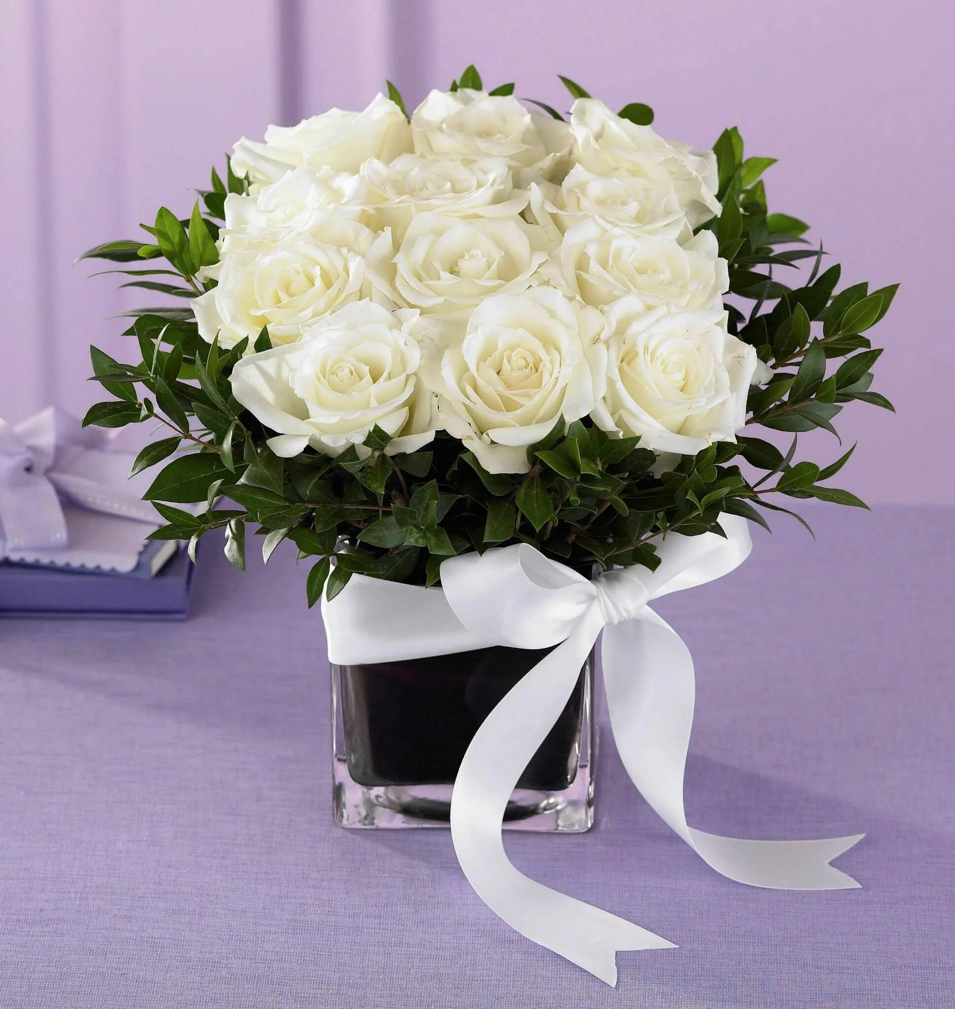 Открытка с днем рождения белые розы женщине. Букет "день рождения". Красивый букет. Красивые букеты с днём рождения. Красивый букет белых роз.