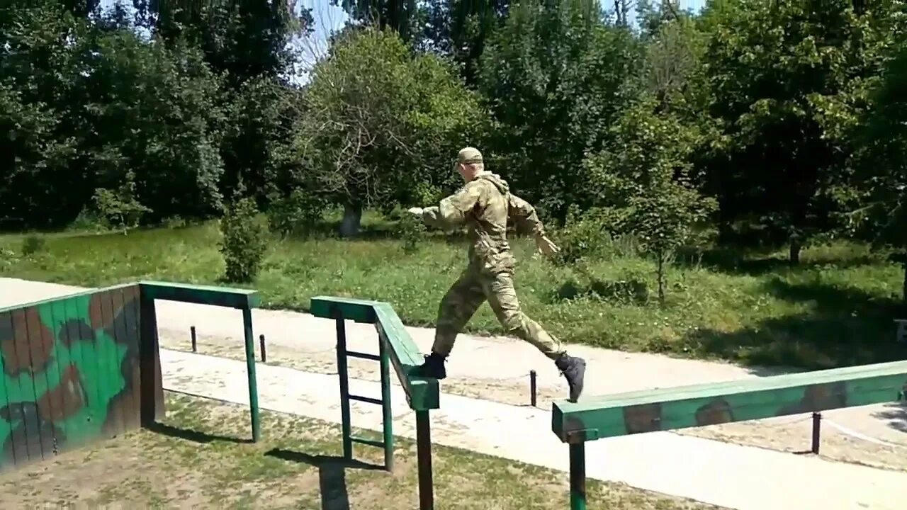 Упражнение преодоление препятствий. Полоса препятствий для военнослужащих. Преодоление Единой полосы препятствий. Преодоление полосы препятствий армия. Солдаты на полосе препятствий.