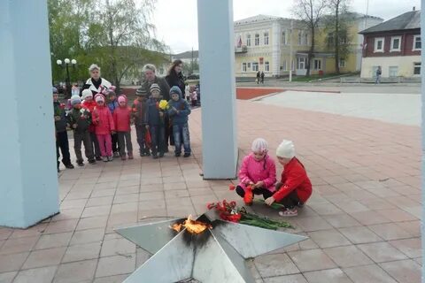 Над могилой в тихом парке расцвели тюльпаны