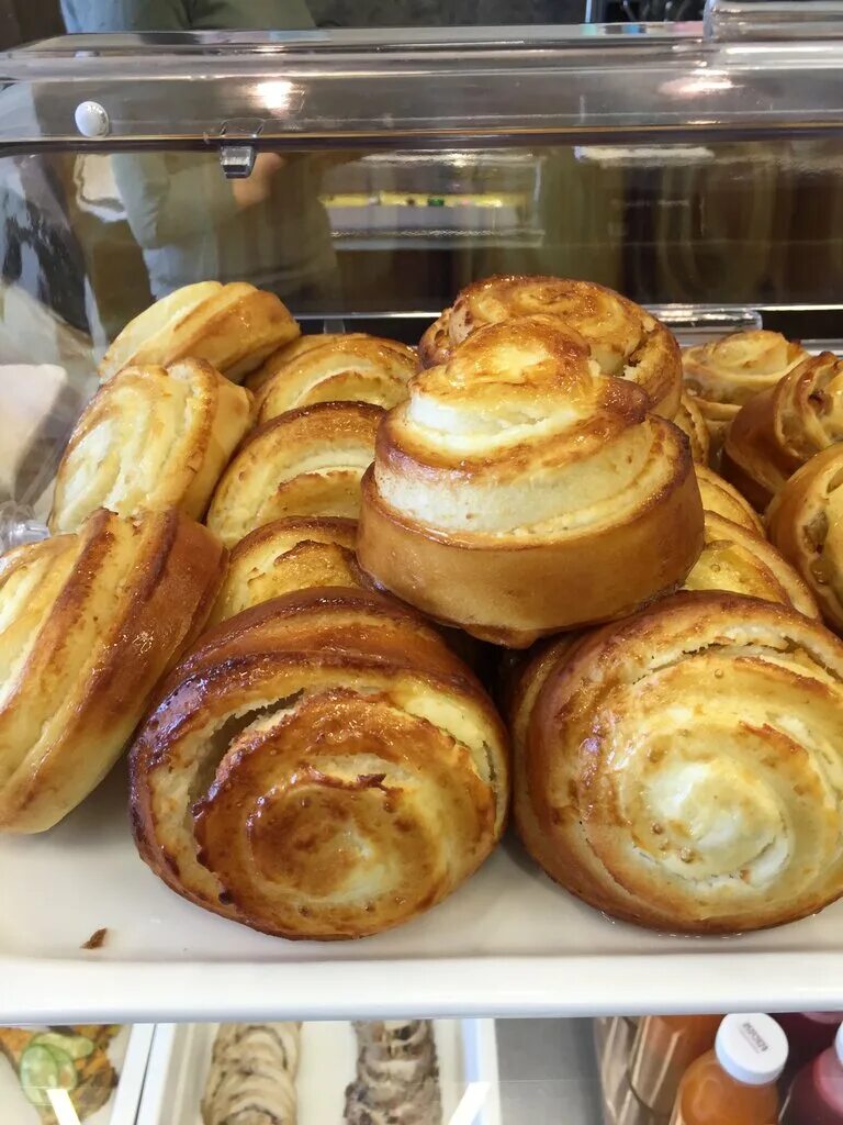 булочка с творогом ккал. количество калорий в булочке. калорийность дрожжевого теста. калории в слойке с творогом. калорийность 1 булочки с сахаром.