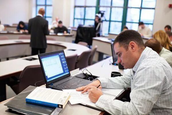 Работа в издательстве 2 2. Редактор профессия. профессия редактор в издательстве. выпускающий редактор. профессия редактор журнала.