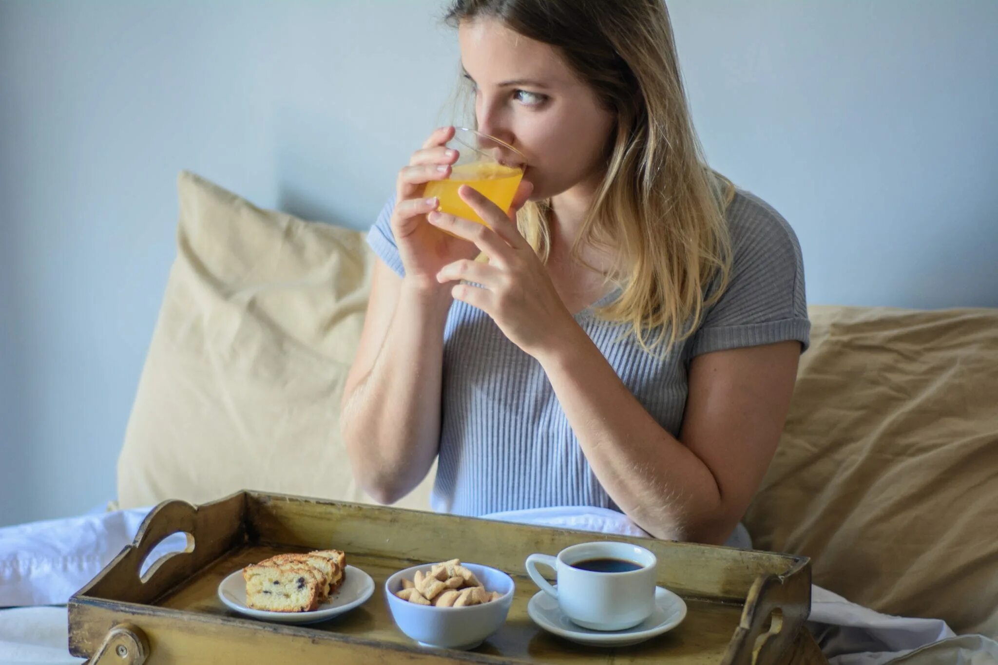 The morning she has breakfast. Девушка завтракает. Женщина есть в постели. Поправиться во сне. She has Breakfast.