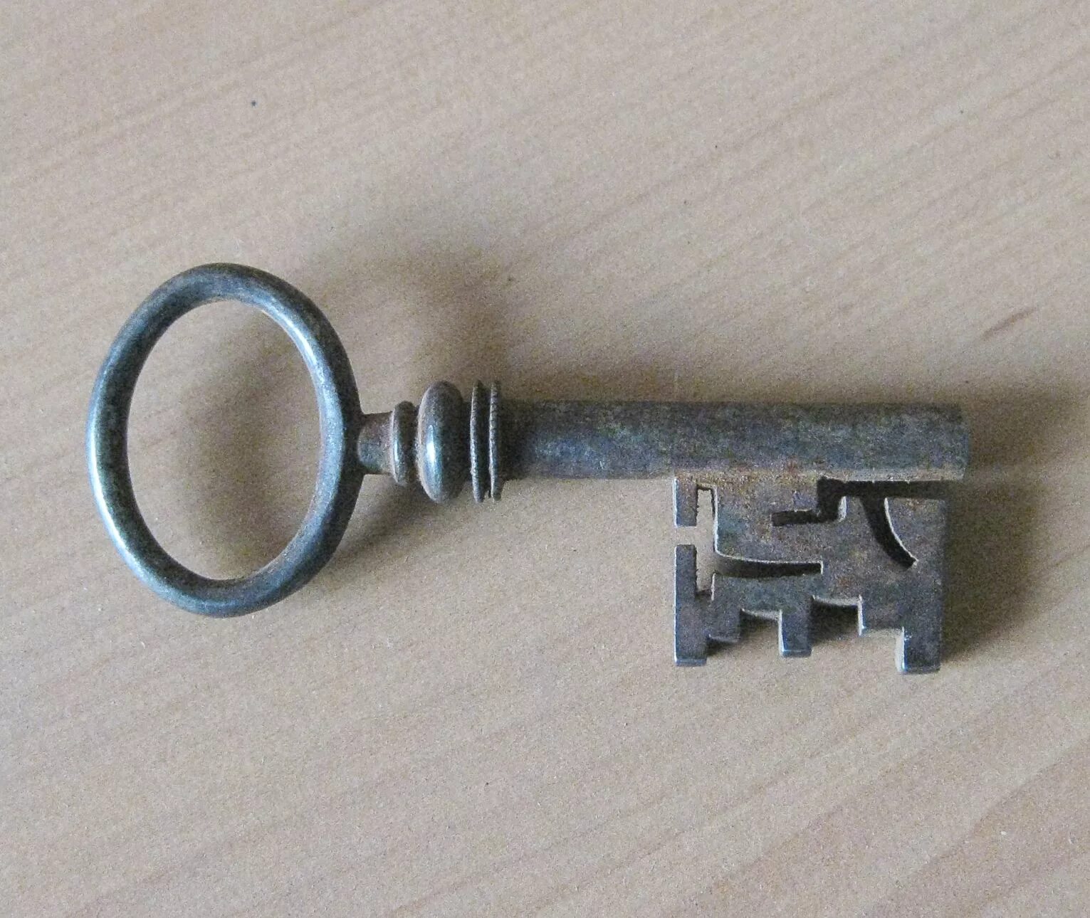 Куплю старые ключи. Старинный ключ. Старые ключи от замков. Старинные ключи от замков. Старый замок с ключом.