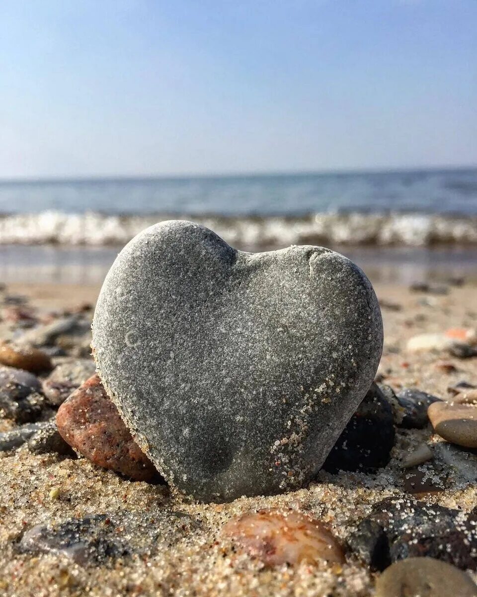 Сердце амбры. Море любви. Сердечко на песке. Сердце на песке у моря. Сердечко на песке у моря.