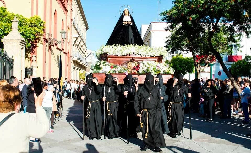 католичество в испании. праздник санта семана. испания протестанты. испанцы католики. католическое шествие.