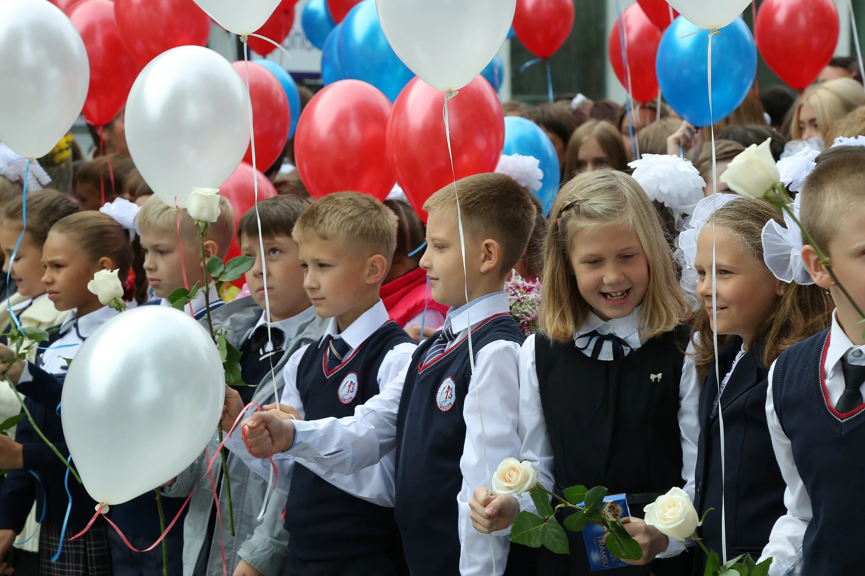 Мероприятия для школьников в марте. День знаний фото. Первый звонок. День знаний в школе улица. Мероприятия для детей 4 лет на 1 сентября.