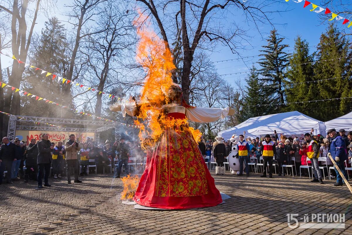 Традиция сжигания чучела. Масленица блины гуляния. Празднование Масленицы. Масленица в России. Народные гуляния на Масленицу.