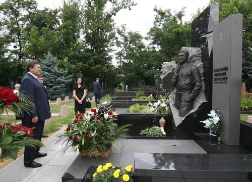 Могила Виктора Януковича младшего. Могила сына Януковича. Янукович умер