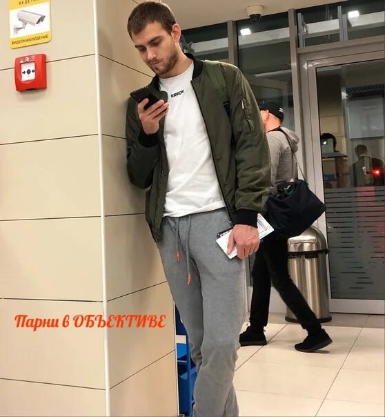 Райз евгений в спортивках. Пацаны в спортивках. Спортивки поймали. Спортивные штаны заправленные в носки мода. Спортивки поймали.