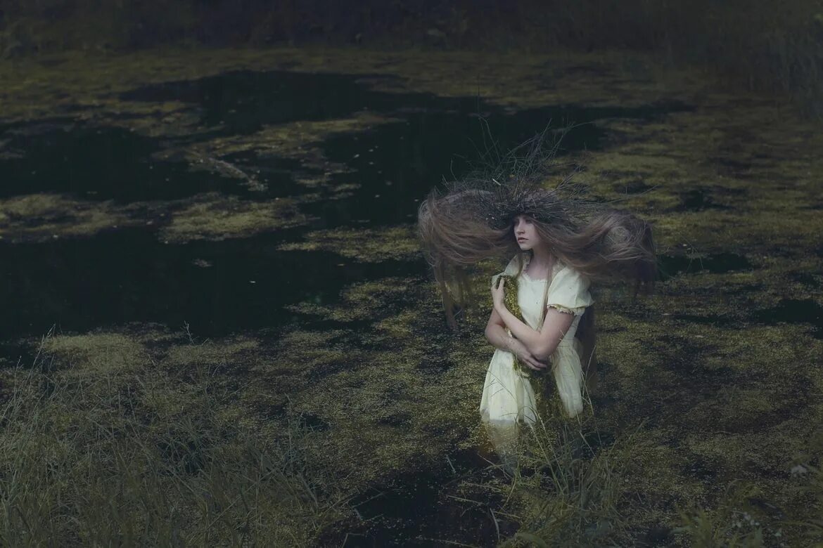 Маленькая девочка призрак. Мистические истории свадебное платье. Абсолютное зло. Мистические девушки. Мистические истории девочка.