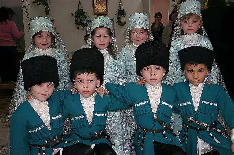 Дети в национальных костюмах кавказа. Национальный костюм адыги-шапсуги. Адыги дети. Черкес мальчик. Национальный костюм адыгейцев детям.