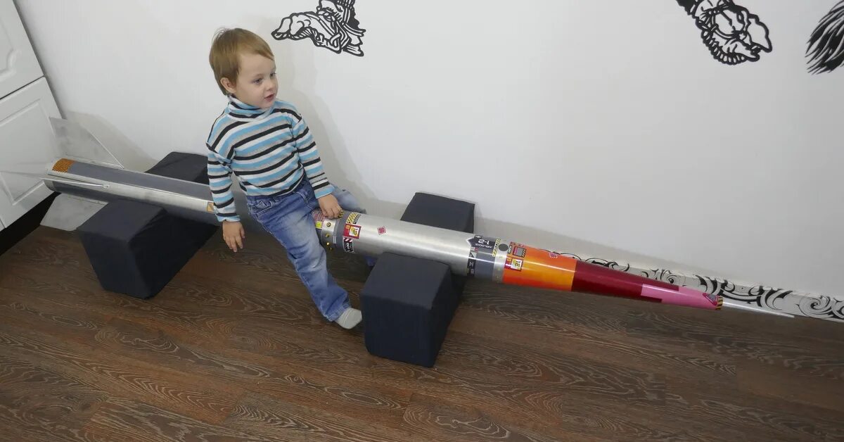 Многоэтажка в киеве ракета. Разрушенные многоэтажки. Многоэтажка. Запуск ракеты для детей. Ребенок с ракетой в руках.