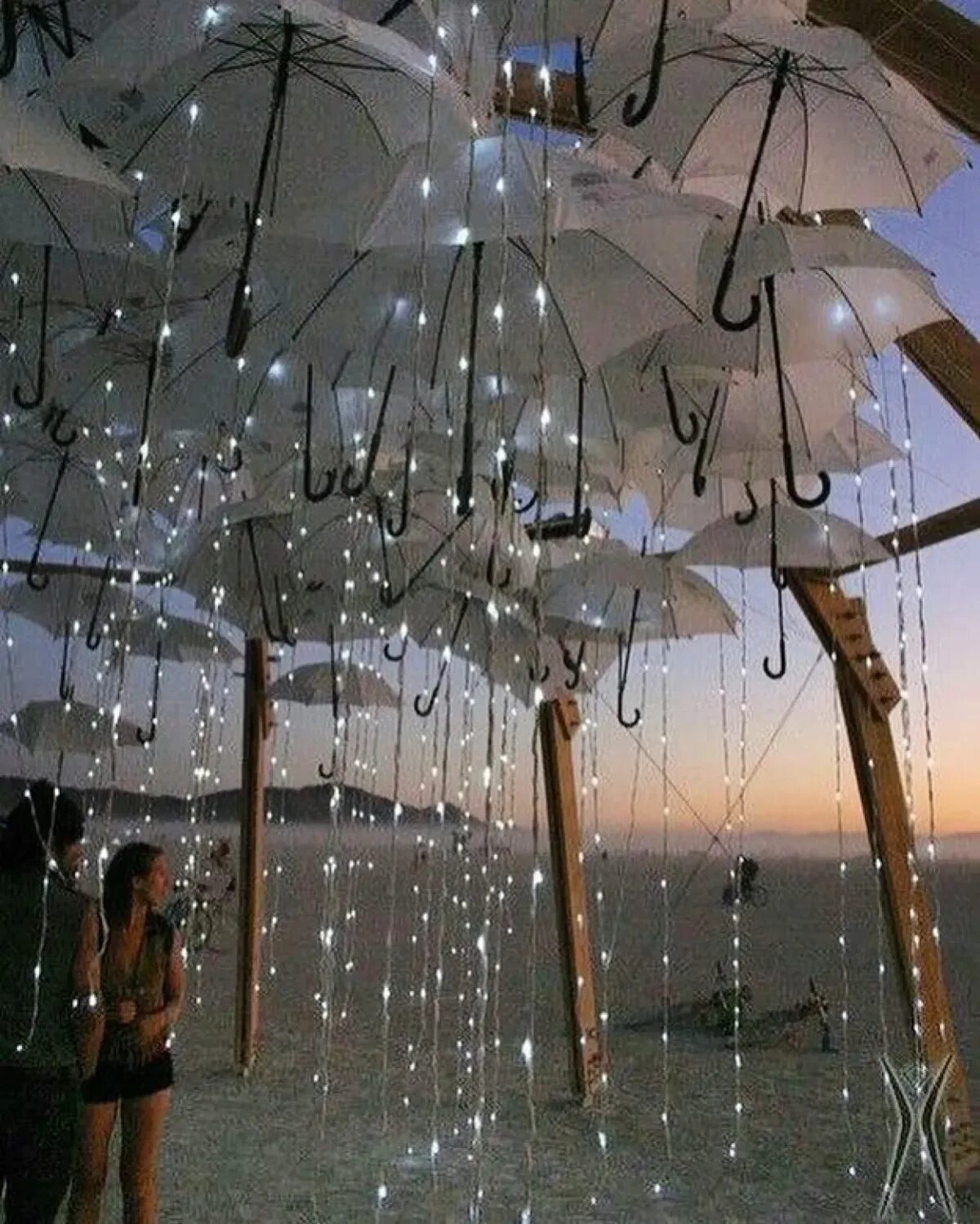 Ночь не помеха. Инсталляция с зонтами. Хорошего настроения в дождливую погоду. Свадебная инсталляция. Фотозона с зонтами.