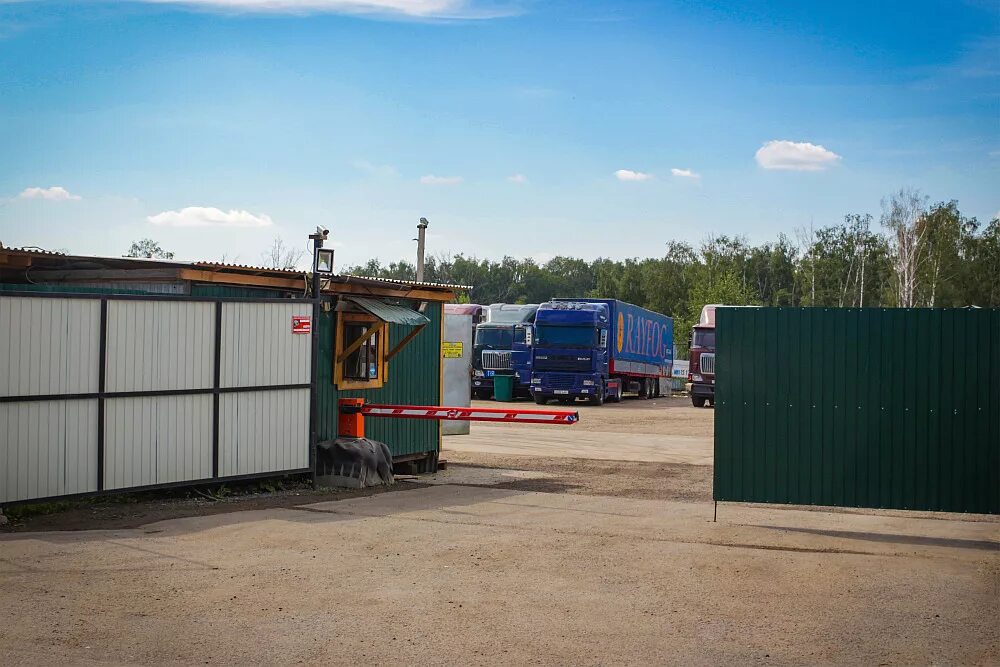 Аренда под парковку. Грузовая стоянка. Автостоянка грузовых автомобилей. Парковка грузовик. Стоянка большегрузов.