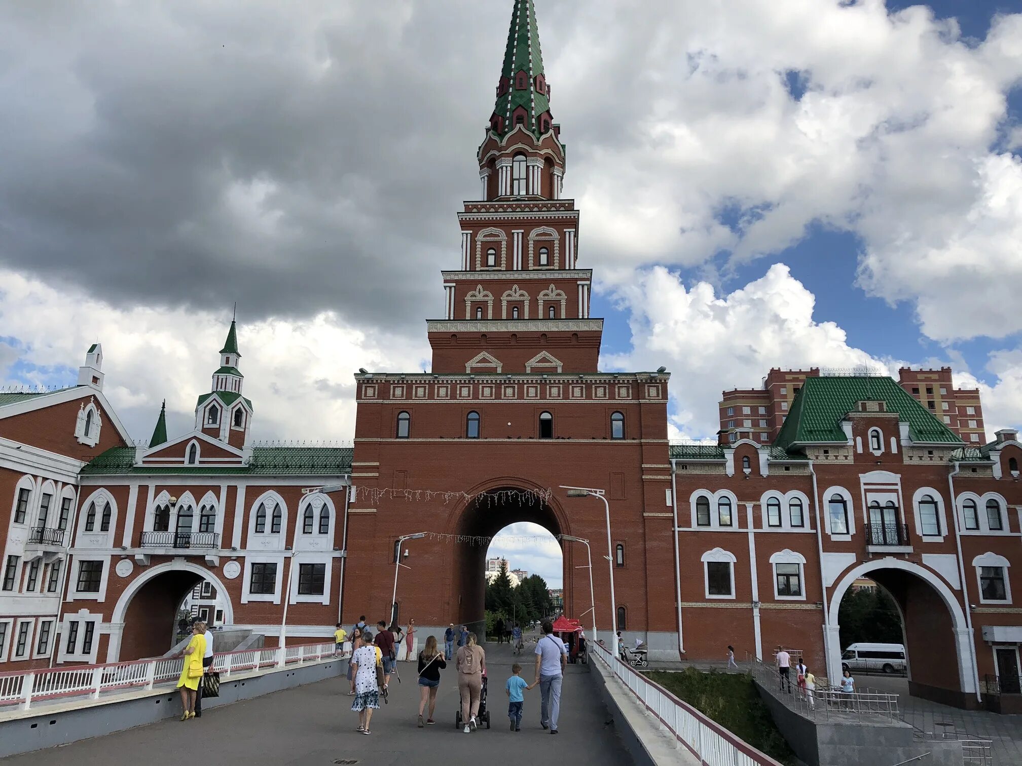 2 дня в йошкар оле. Спасская башня Йошкар-Ола. Спасская башня в Йошкар Оле. Йошкар-Ола Кремль набережная. Копия Московской Спасской башни в Йошкар Оле.