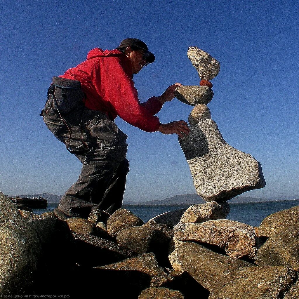 Friend stone. Скульптура из камня. Камень на Камне. Человек камень. Статуя из камня.